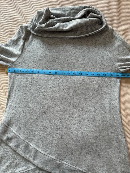 Chico’s Grey Heathered Cowl Neck Crossover Hem Long Sleeve Sweater Size 1 - Picture 10 of 12